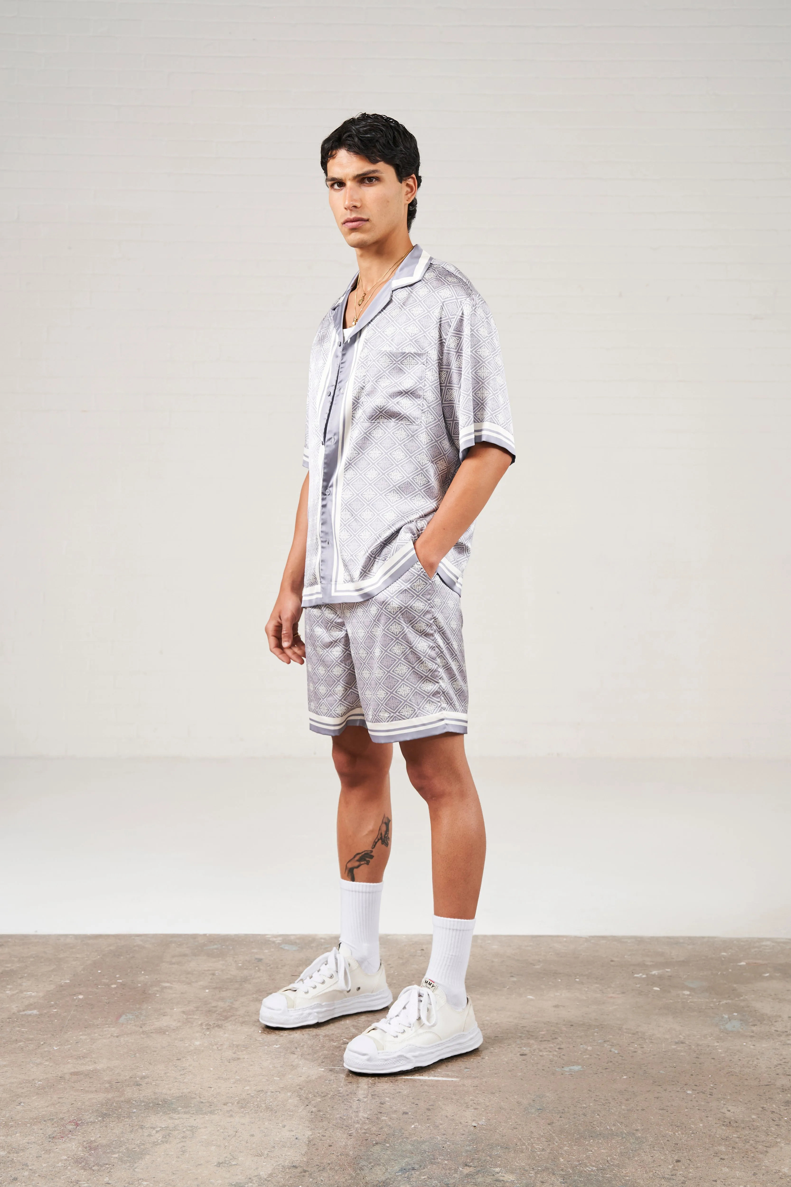EMBLEM PRINT SHIRT - GREY