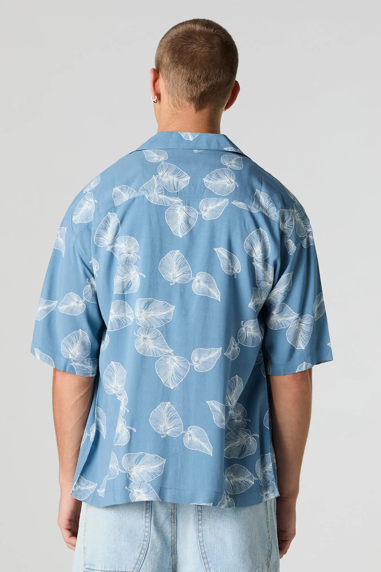 Haut boutonné à manches longues avec motif tropical