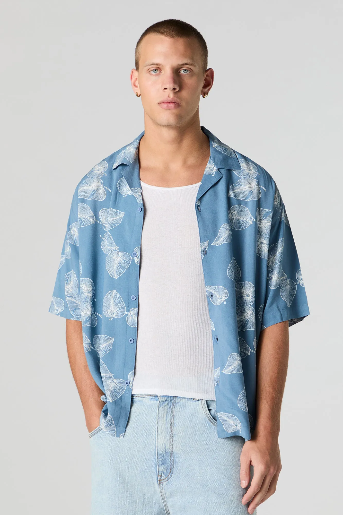Haut boutonné à manches longues avec motif tropical