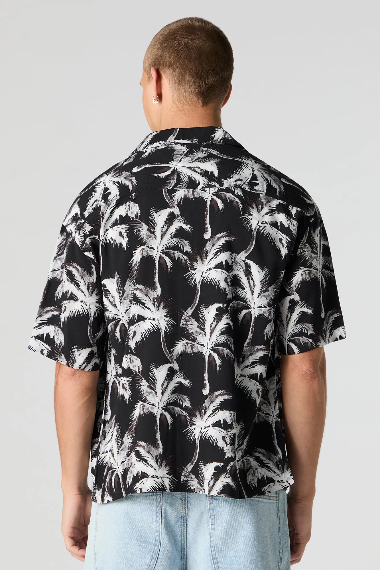Haut boutonné à manches longues avec motif tropical