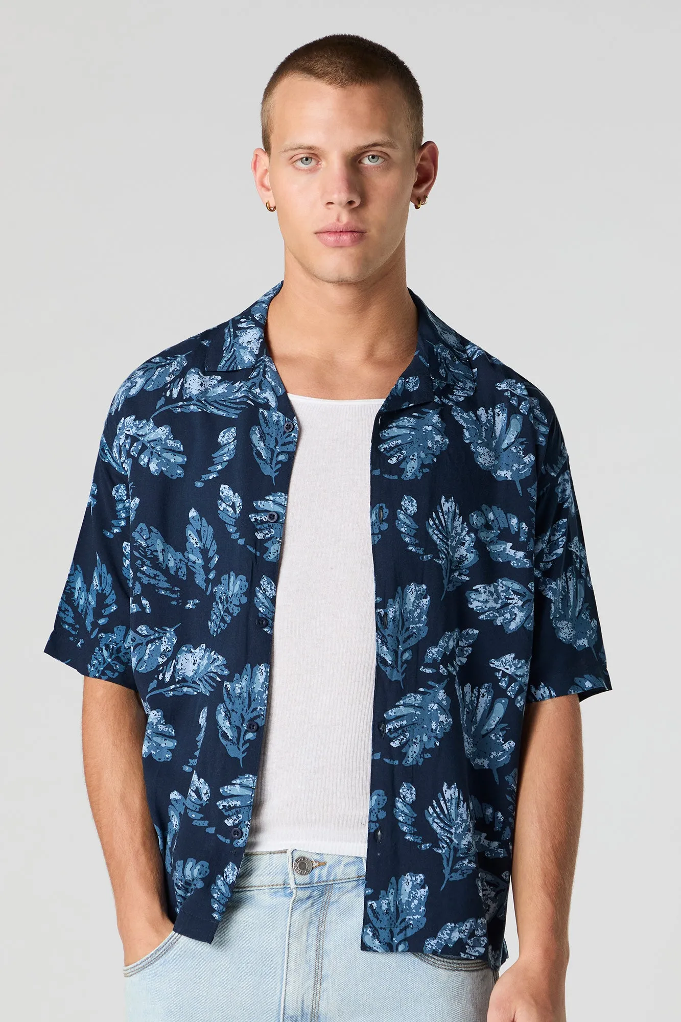 Haut boutonné à manches longues avec motif tropical