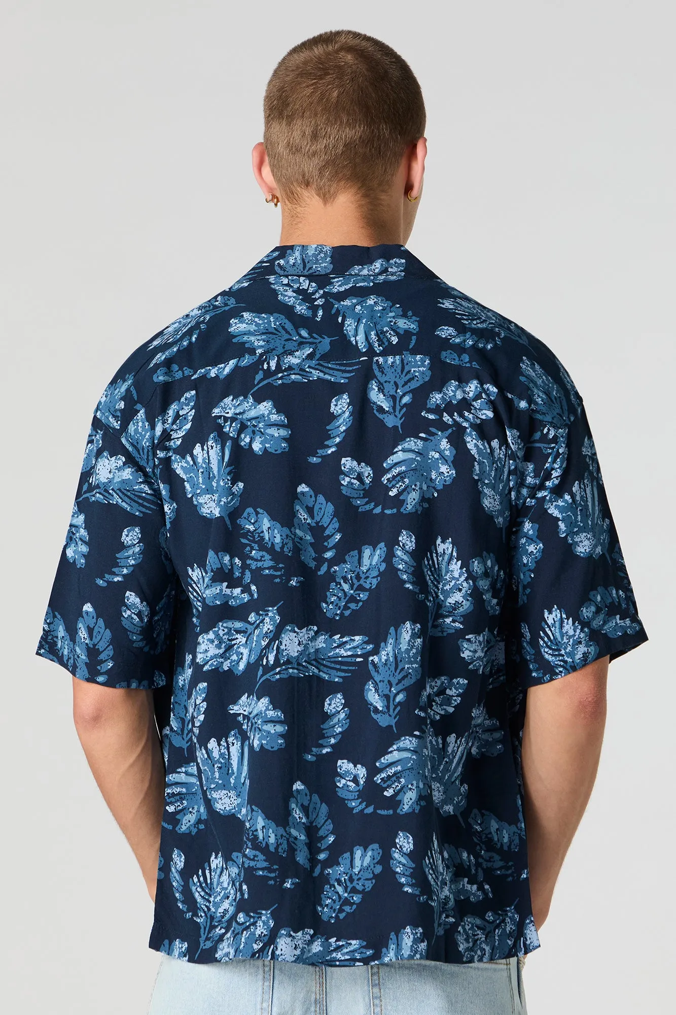 Haut boutonné à manches longues avec motif tropical
