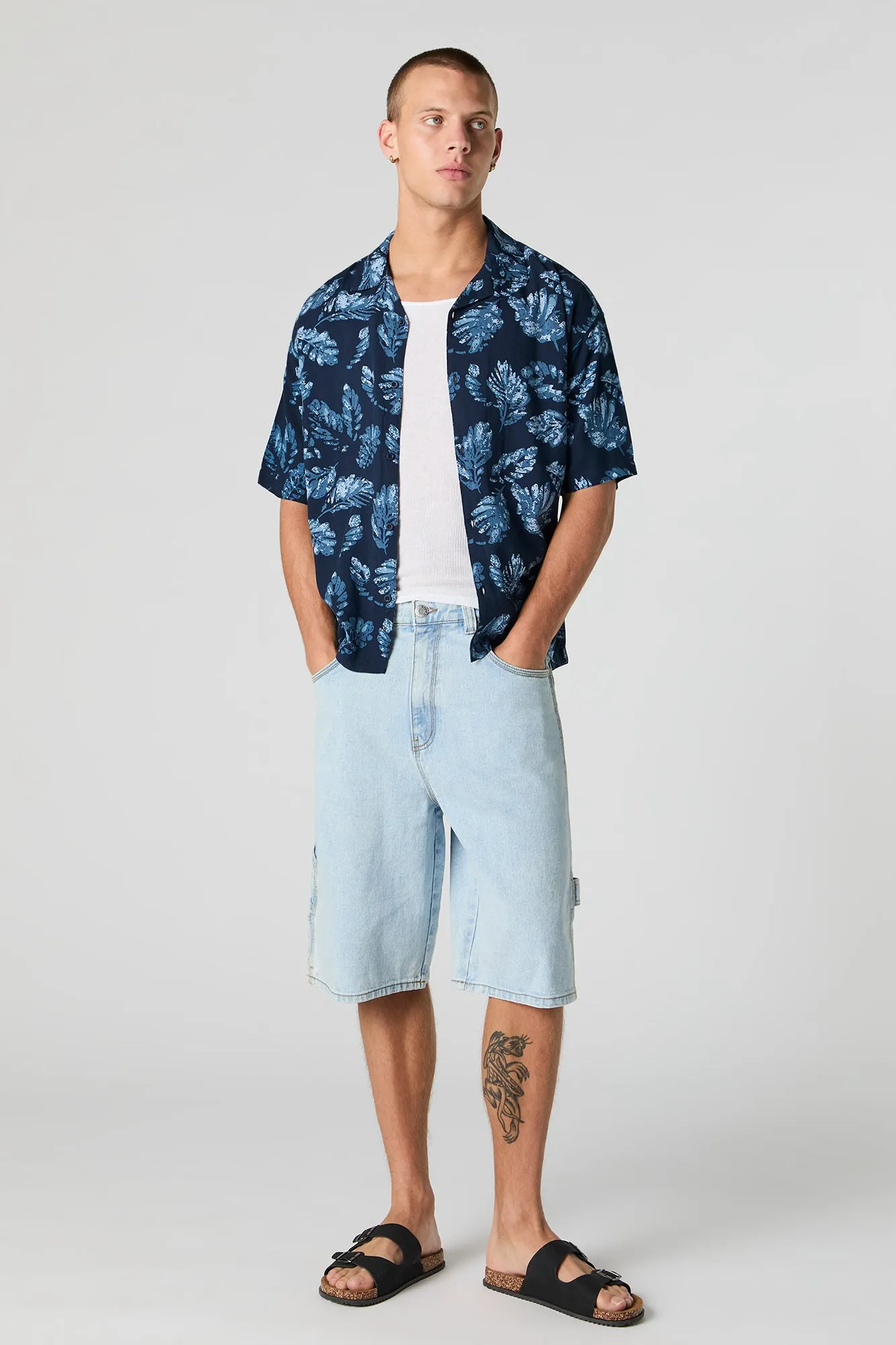 Haut boutonné à manches longues avec motif tropical