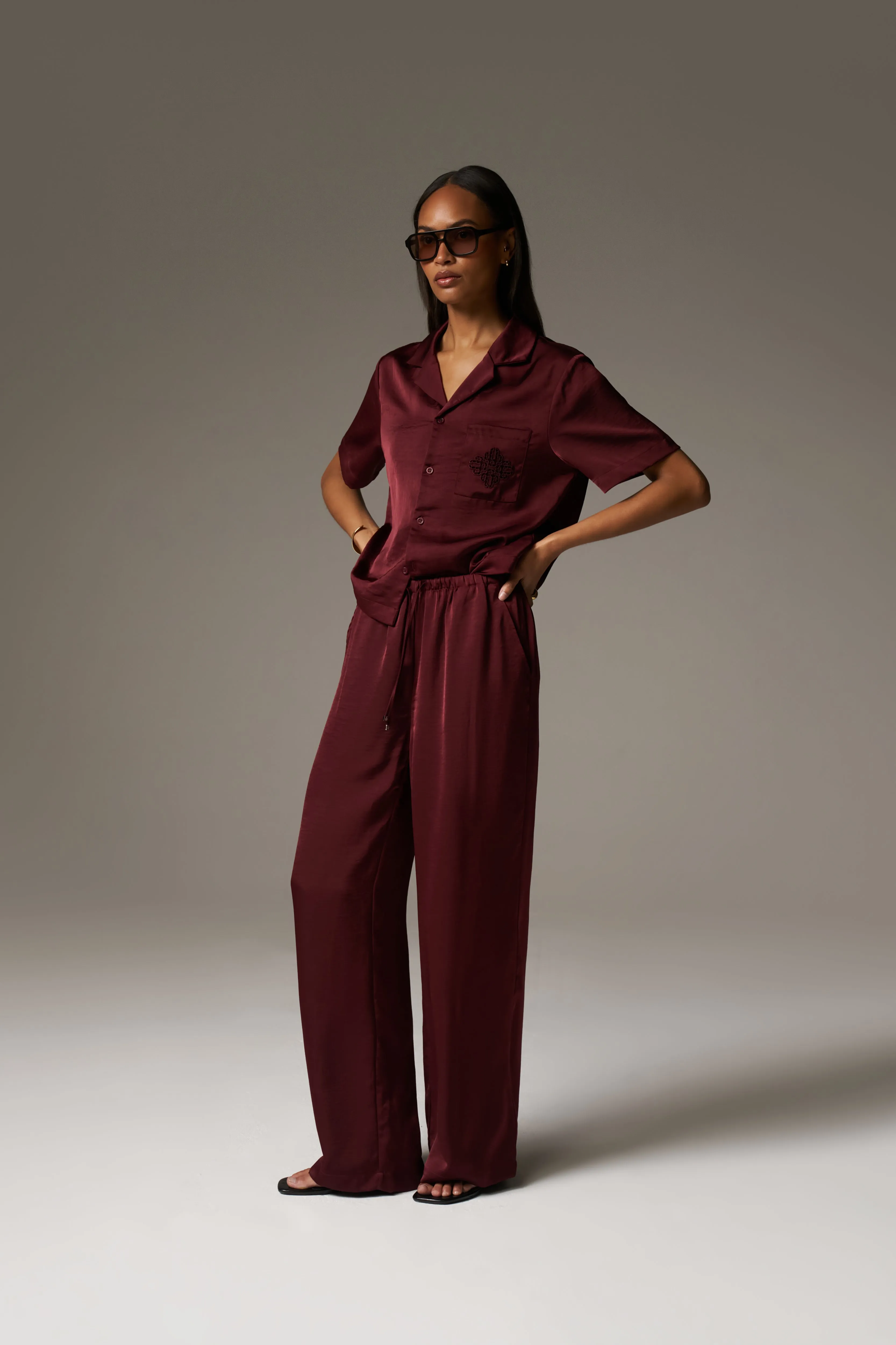 SATIN SHORT SLEEVE EMBLEM SHIRT - BURGUNDY