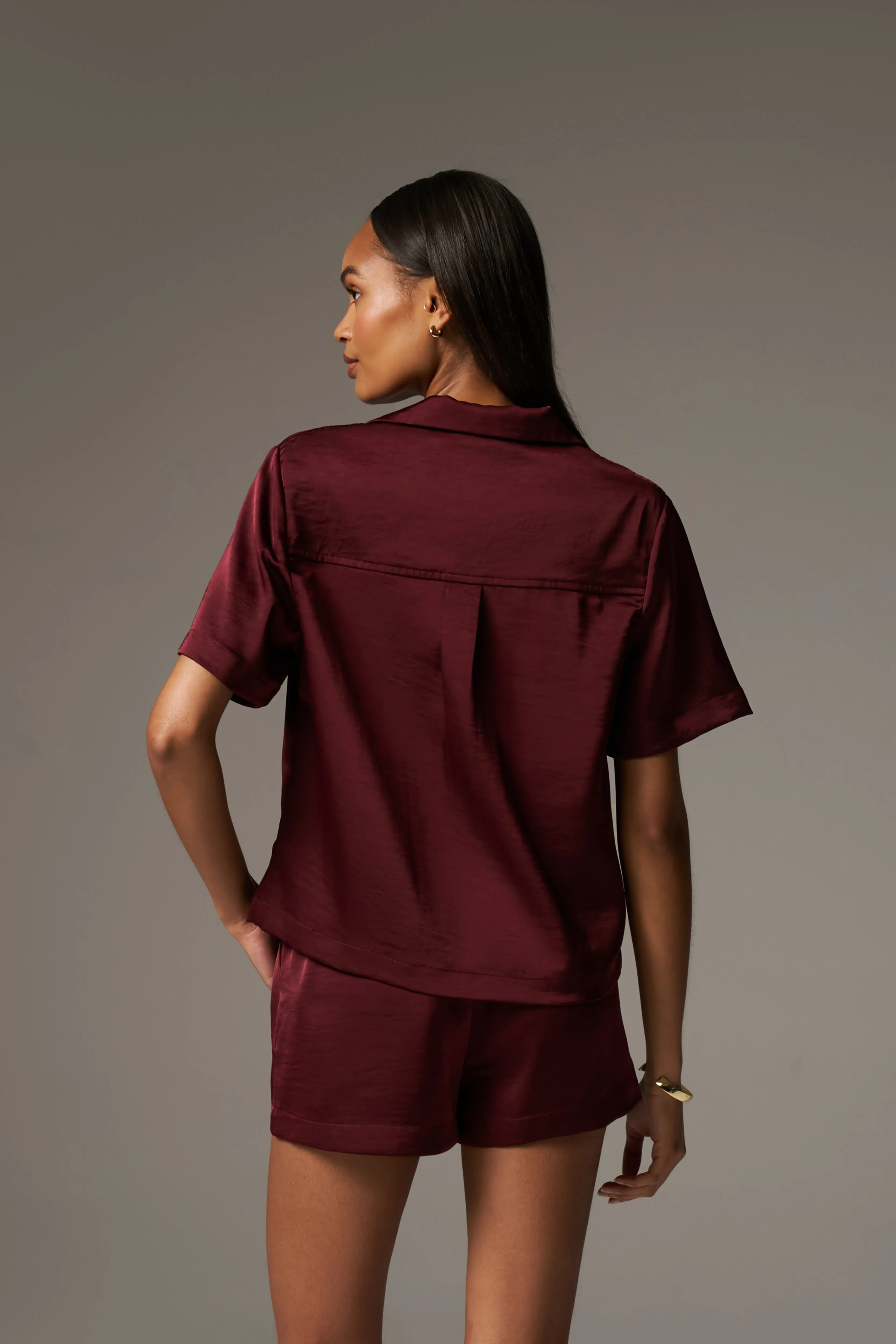 SATIN SHORT SLEEVE EMBLEM SHIRT - BURGUNDY